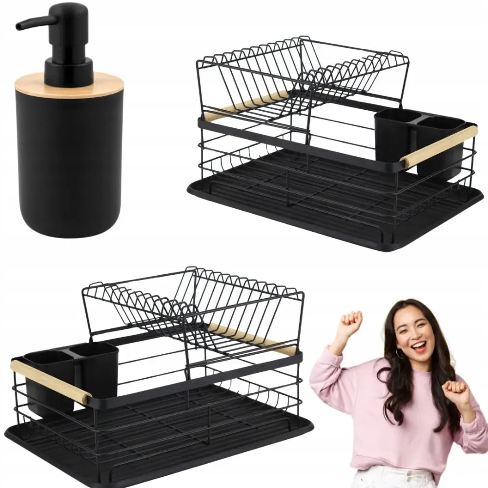Sort oppvasktørkestativ i metall med to etasjer, bestikkholder, treinnslag og sort såpedispenser med trelokk.