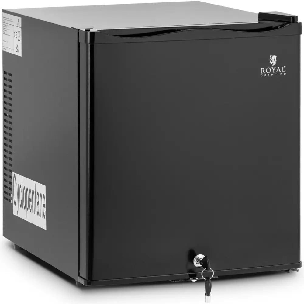 Sort minikjøleskap med nøkkellås nederst på døren, ventilasjon på siden og diskré logo øverst.