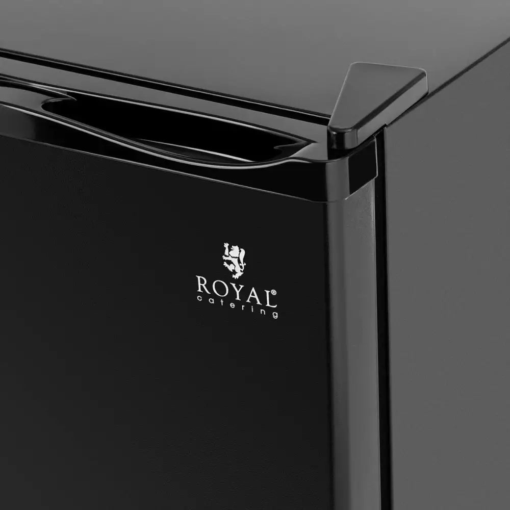 Stille hotellkjøleskap 28L, sort metall, skrå vinkel med integrert håndtak og Royal Catering-logo på fronten.