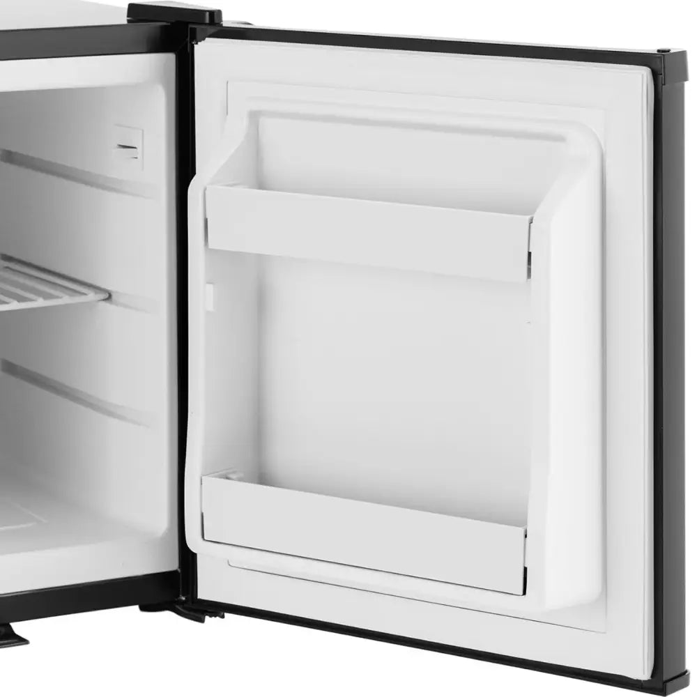 Stille hotellkjøleskap med åpen dør, to innvendige hyller og markert gummipakning langs kanten.