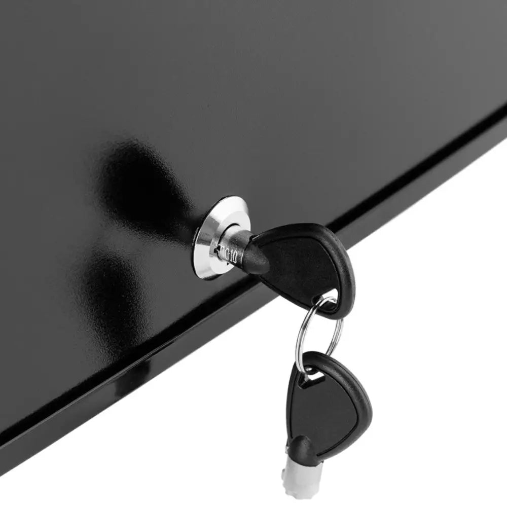 Stille hotellkjøleskap, sort metallfront med sølvfarget lås og to svarte nøkler på nøkkelring.