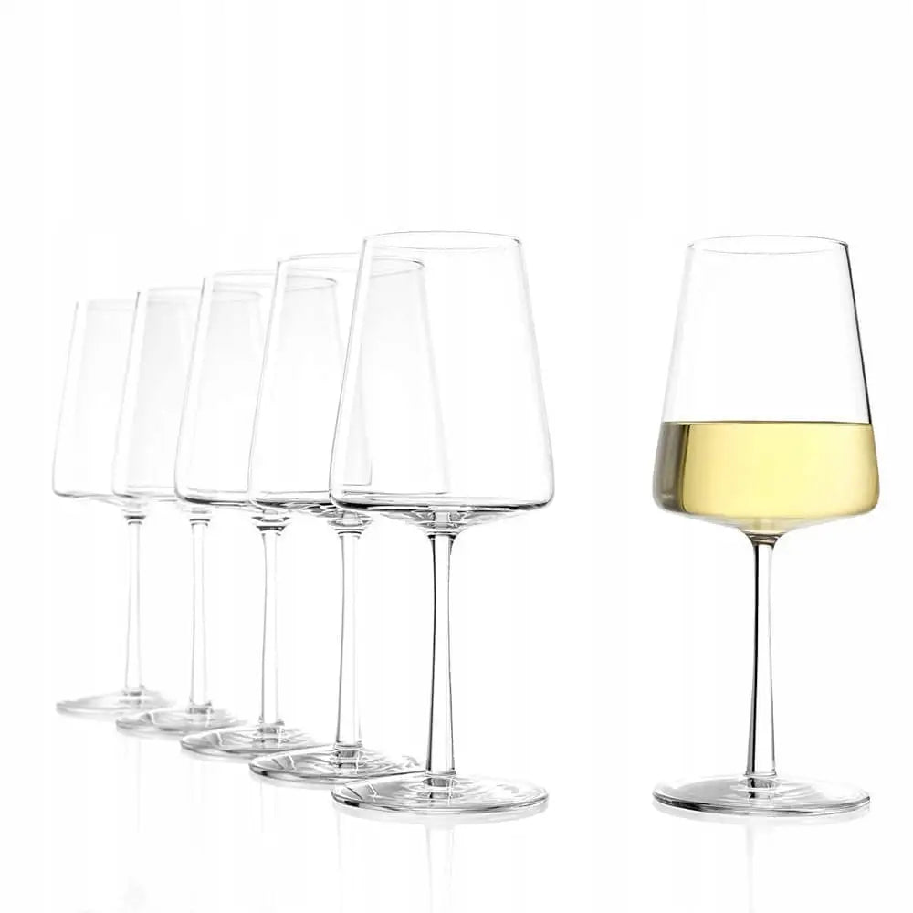 Stölzle Power vinglass 402 ml, seks glass hvor ett er fylt med hvitvin, skrå visning mot hvit bakgrunn.