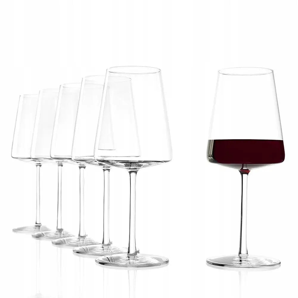 Stölzle Power vinglass, fem klare glass skråstilt, ett glass fylt med rødvin til høyre.