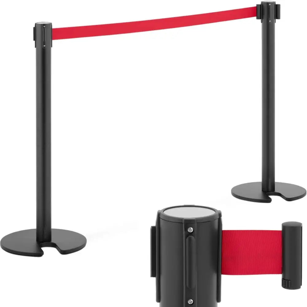 Stolpe i svart metall med rød avsperringsbånd, skrå vinkel som fremhever festemekanismen nederst til høyre.