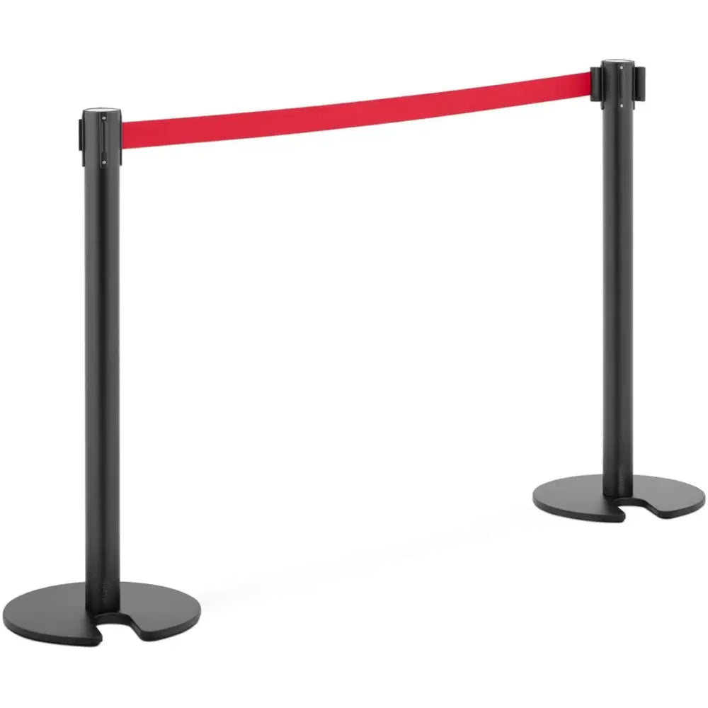 Stolpe i svart metall med rødt avsperringsbånd, sett fra skrå vinkel, viser rund base med utsparing.