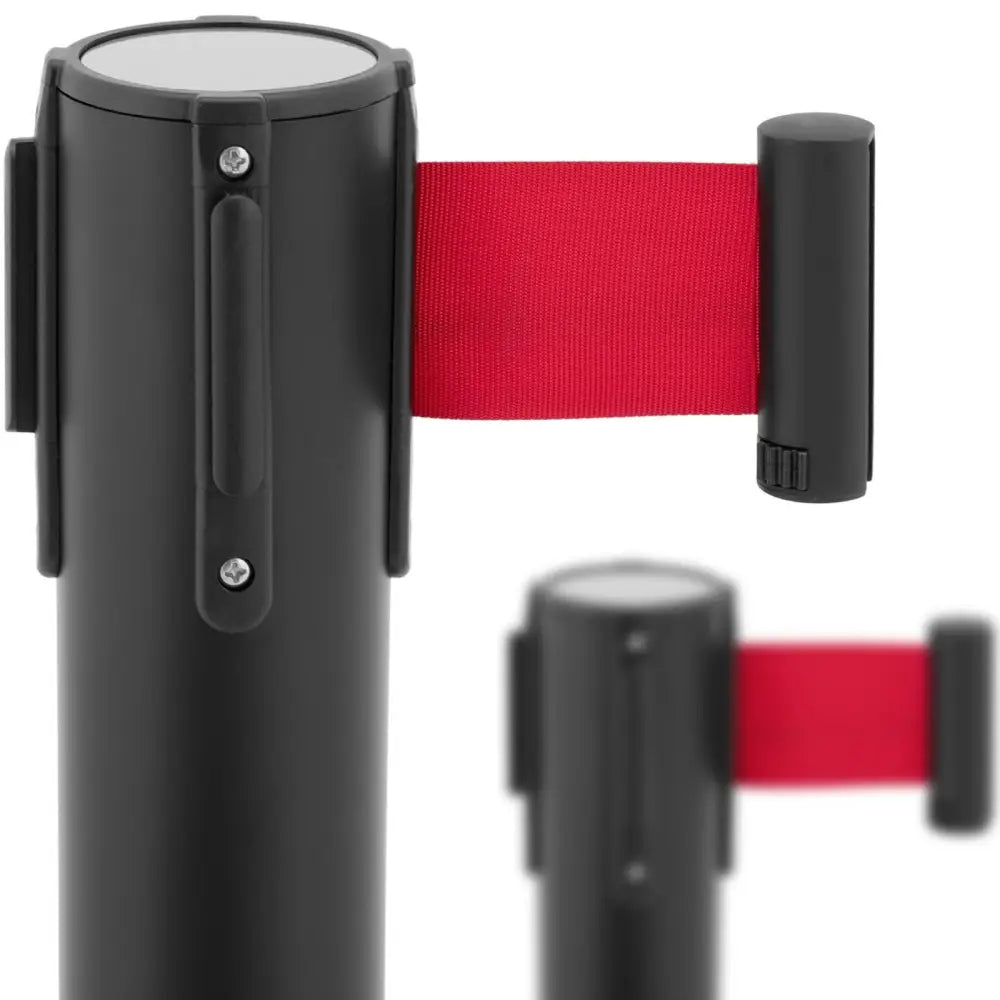 Sort stolpe med rødt nylonbånd sett fra siden, nærbilde med ekstra stolpe og bånd i bakgrunnen.