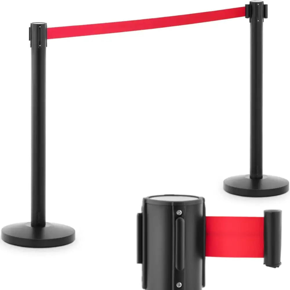 Stolpeavskjerming for hotell, to svarte stolper med rødt bånd og nærbilde av båndets mekanisme.