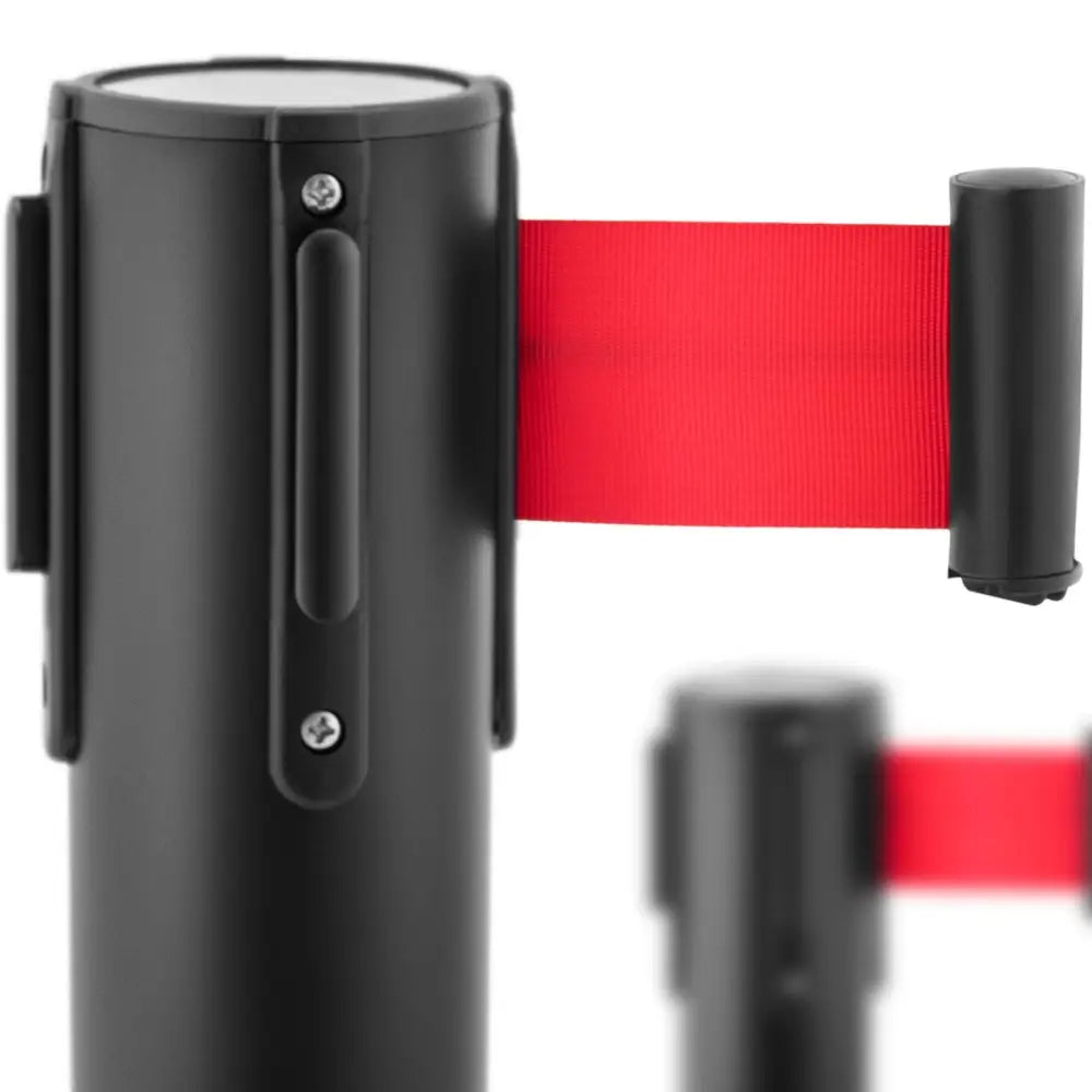 Sort stolpeavskjerming med rød bånd, nærbilde av mekanisme og skruefester sett fra siden.