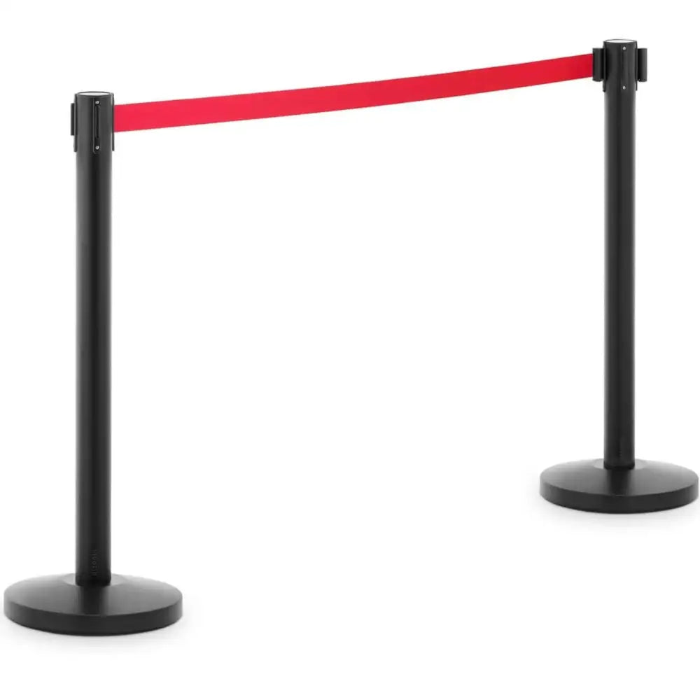 Stolpeavskjerming i svart metall med rødt bånd mellom to stolper, frontvisning mot hvit bakgrunn.