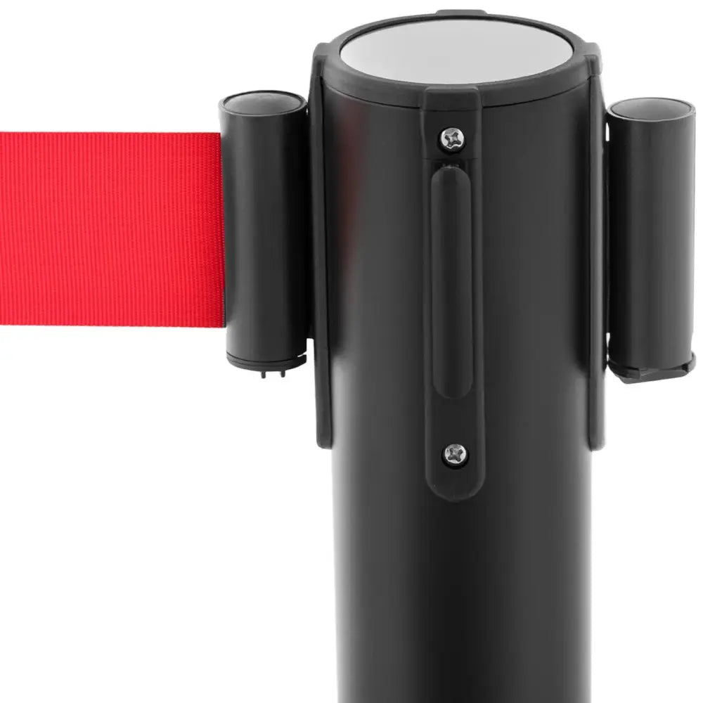 Stolpeavskjerming hotell svart, nærbilde av sort stolpe med rød bånd og synlige skruedetaljer.