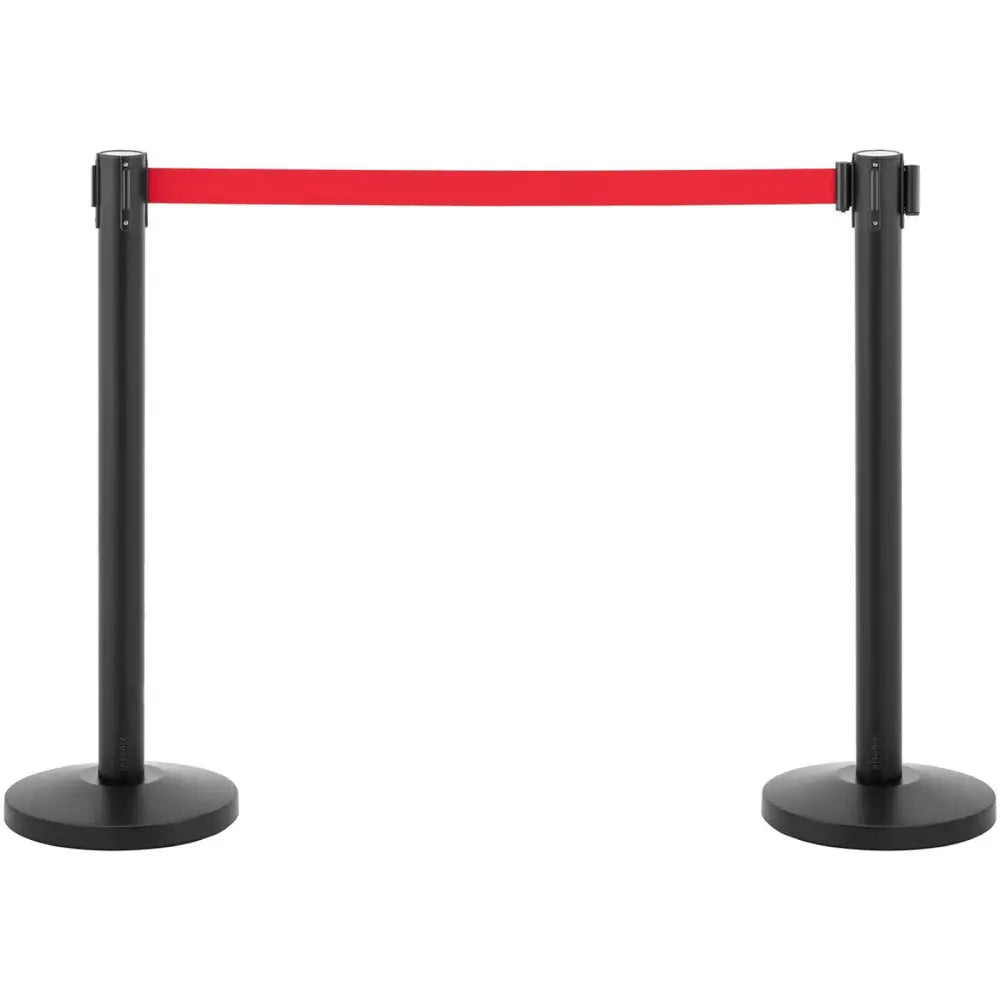 To svarte hotellstolper med rødt bånd mellom, frontvisning mot hvit bakgrunn, sett i par.