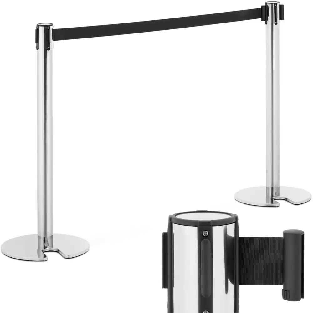 To sølvfargede avsperringsstolper med sort bånd, skrå visning og detalj av båndmekanisme nederst til høyre.