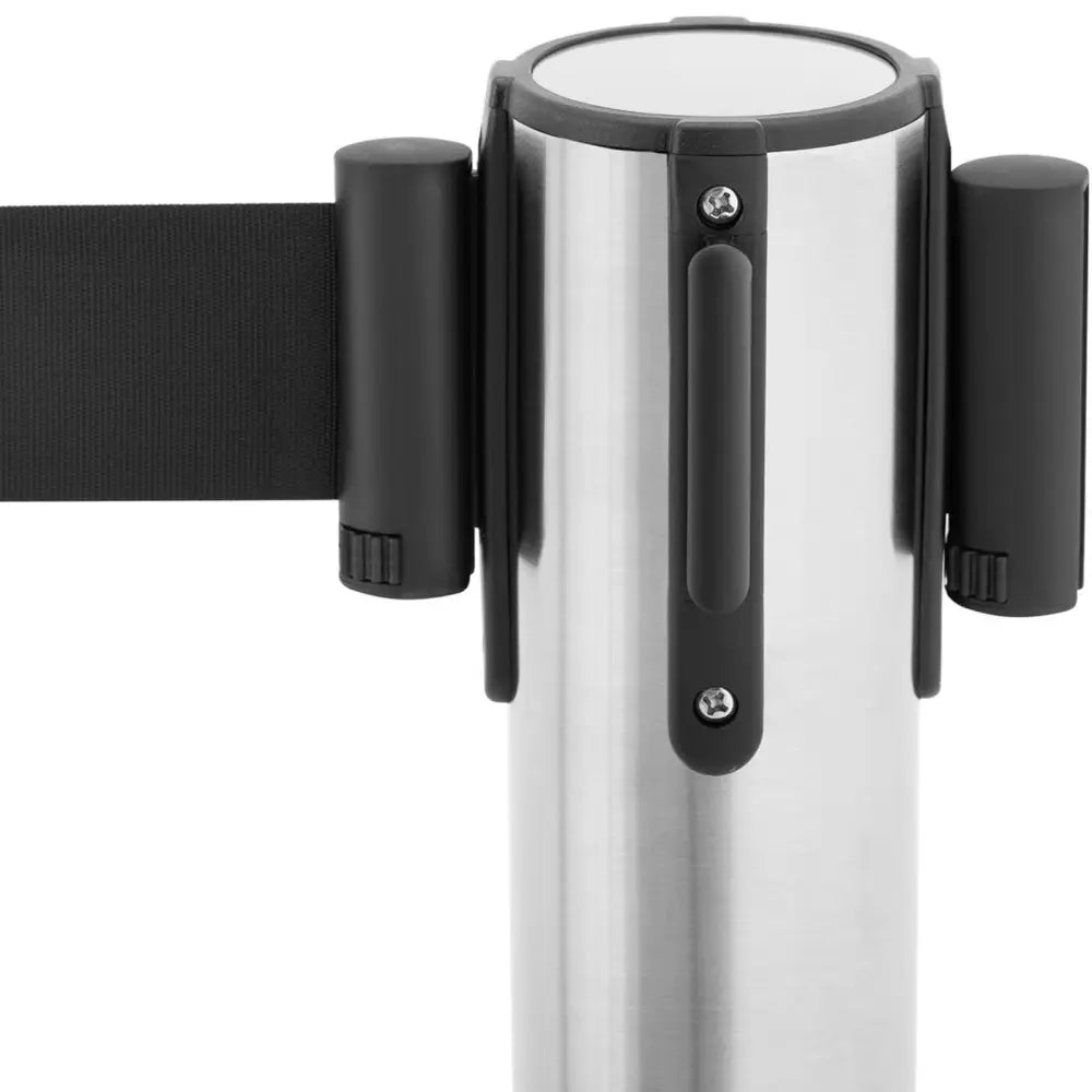 Stolpeavskjerming i sølv, nærbilde forfra med uttrekkbart svart bånd og tydelige plastdetaljer.