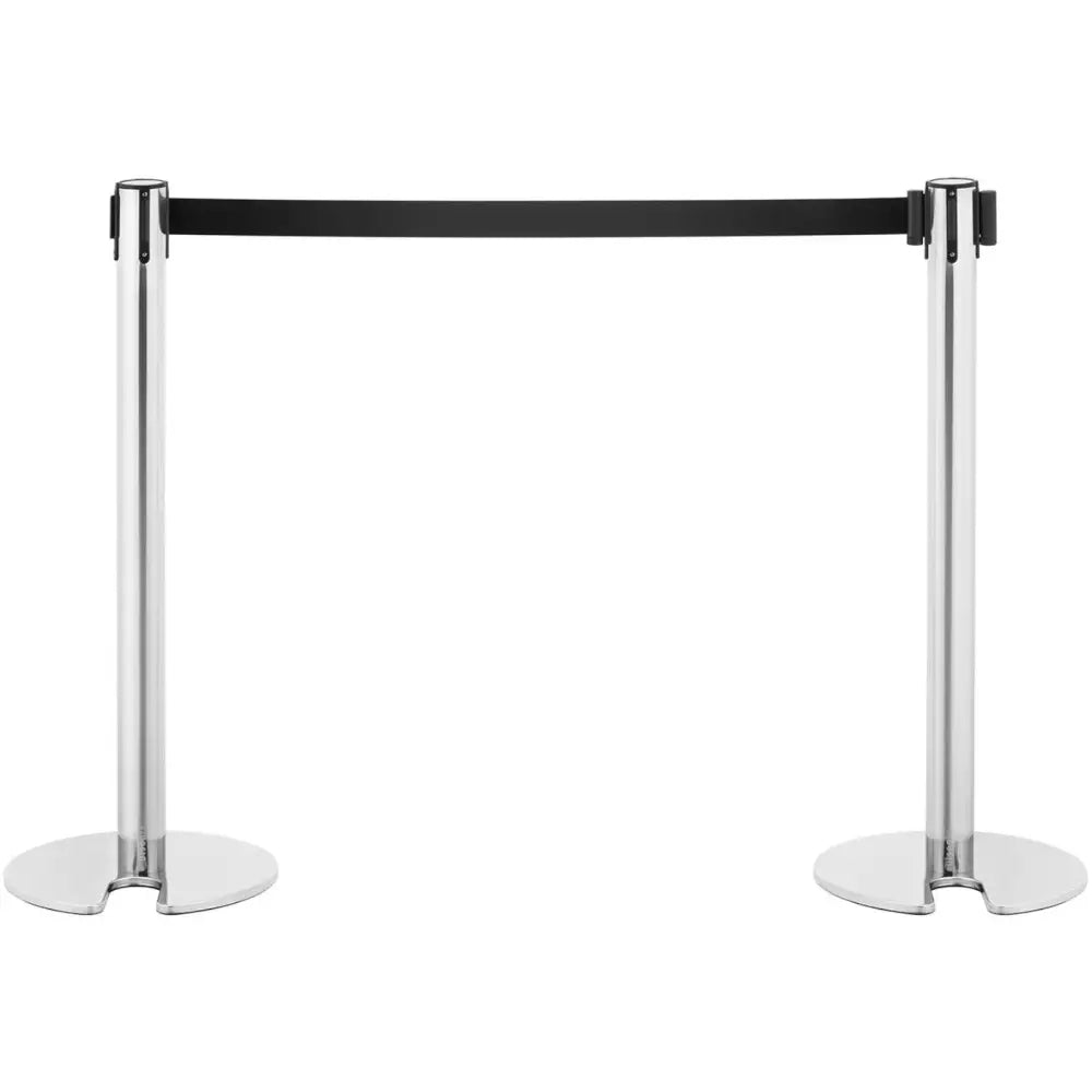 Stolpeavskjerming i sølv, sett forfra med sort bånd trukket ut mellom stolpene på hvit bakgrunn.