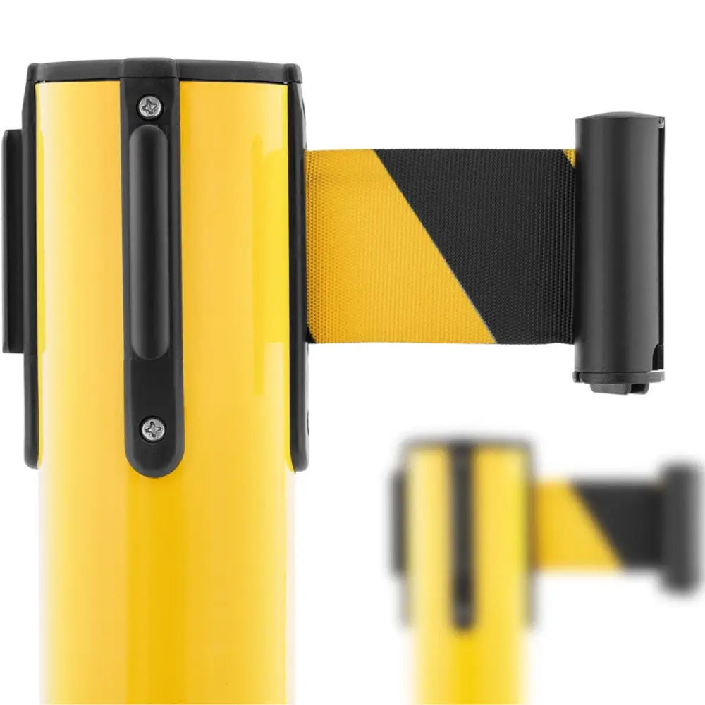 Gul metallstolpe med sort-gult sperrebånd, nærbilde av båndfestet og nylonbånd i bruk.