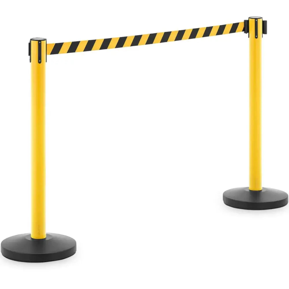 To gule stolper med sorte baser og gul-svart sperrebånd, sett skrått mot hvit bakgrunn.