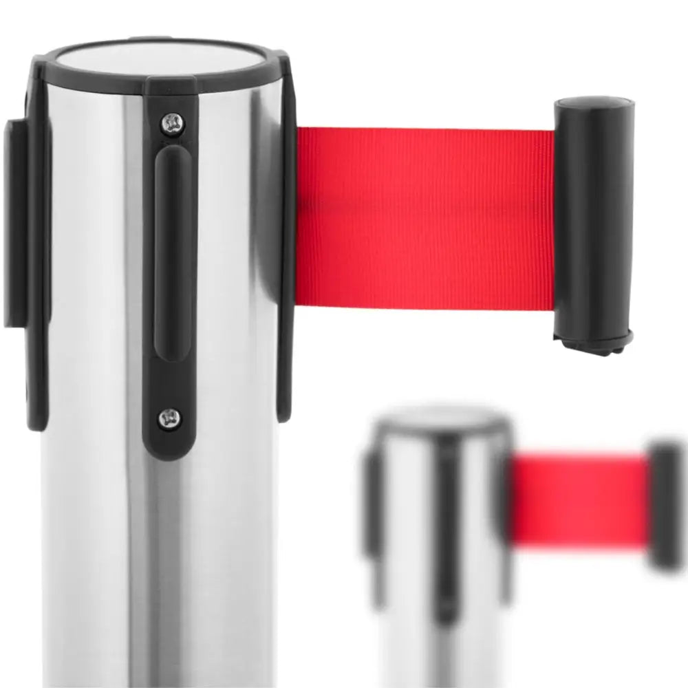 Stolpeavsperring i sølv med rød bånd, nærbilde av metallstolpe med sort plast og festet sperrebånd.