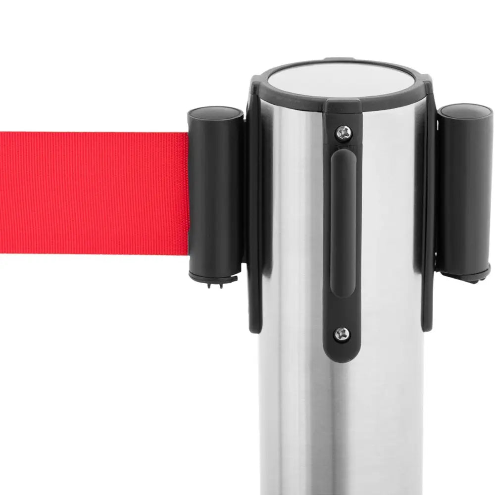 Stolpeavsperring i sølv med rød bånd, nærbilde forfra med synlig sort plastfeste og detaljer på toppen.