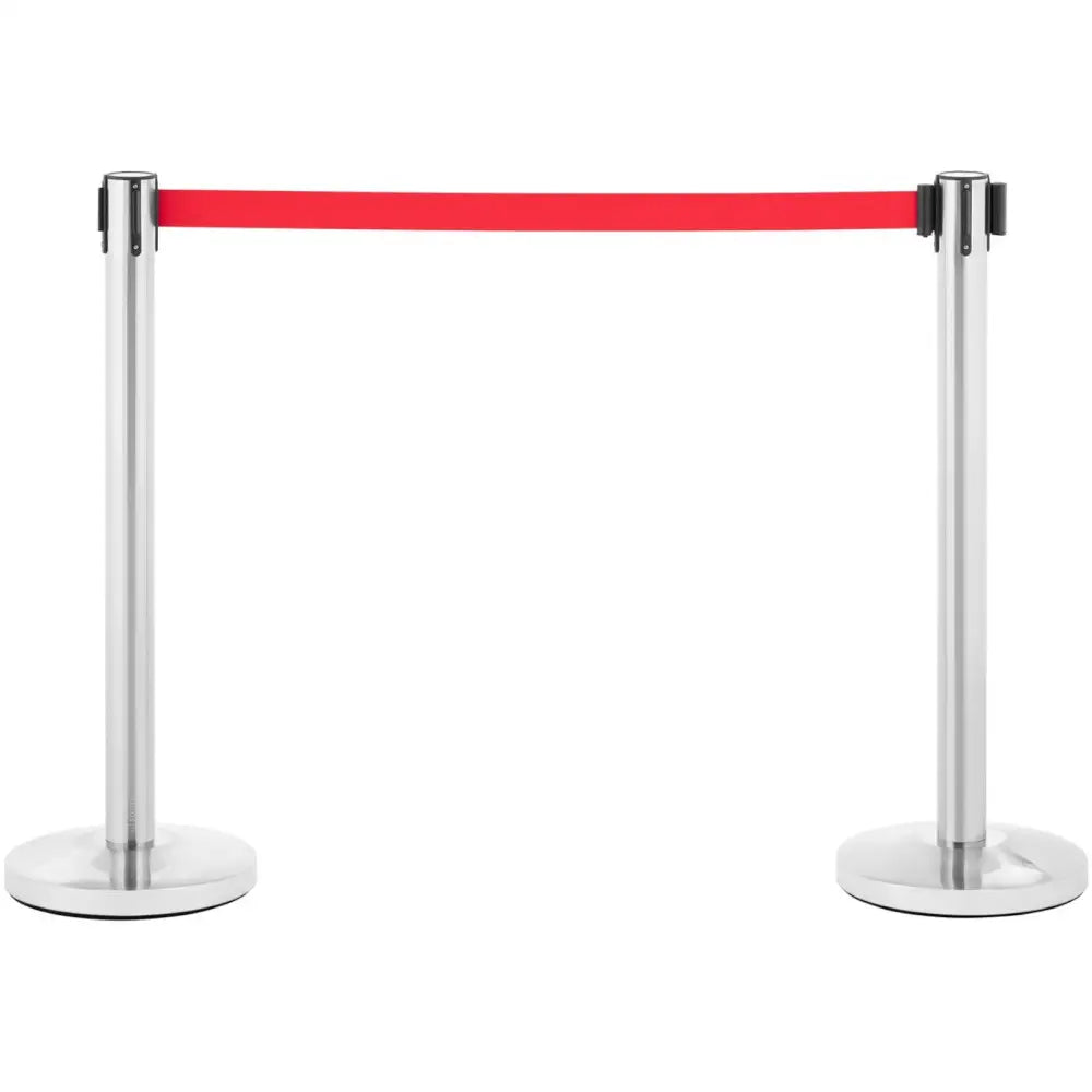 Stolpeavsperring hotell i sølv, to stolper med rødt bånd mellom, frontvisning mot hvit bakgrunn.