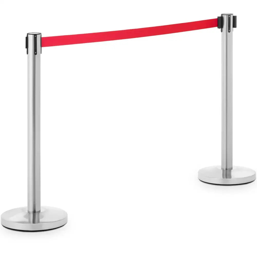 Stolpeavsperring i sølv med rødt bånd, to metallstolper sett skrått mot hvit bakgrunn.