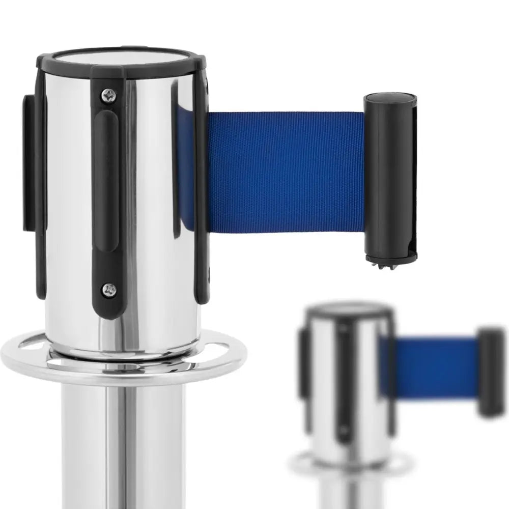 Avsperringsstolpe i sølv med sort og blått bånd, nærbilde fra siden med synlige sorte plastdetaljer.