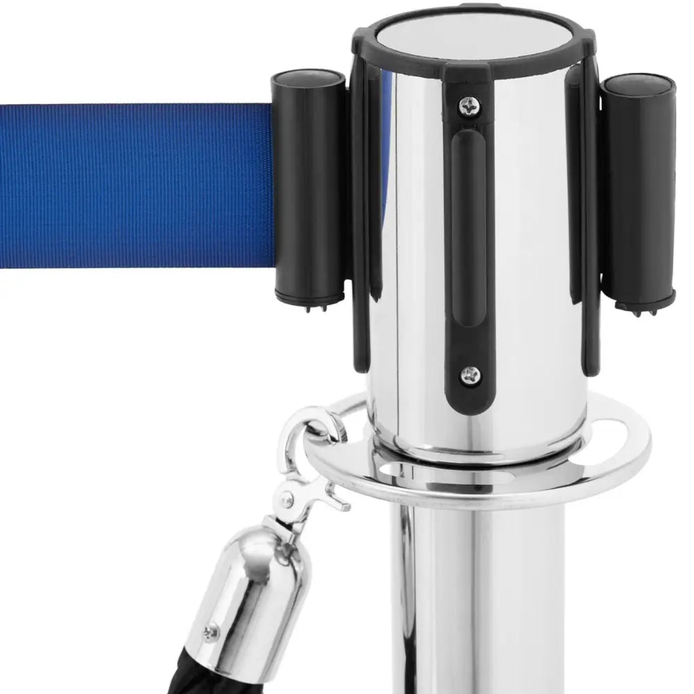 Sølvfarget stolpe med blått beltebånd, svart toppdetalj og metallkrok for tau, nærbilde.