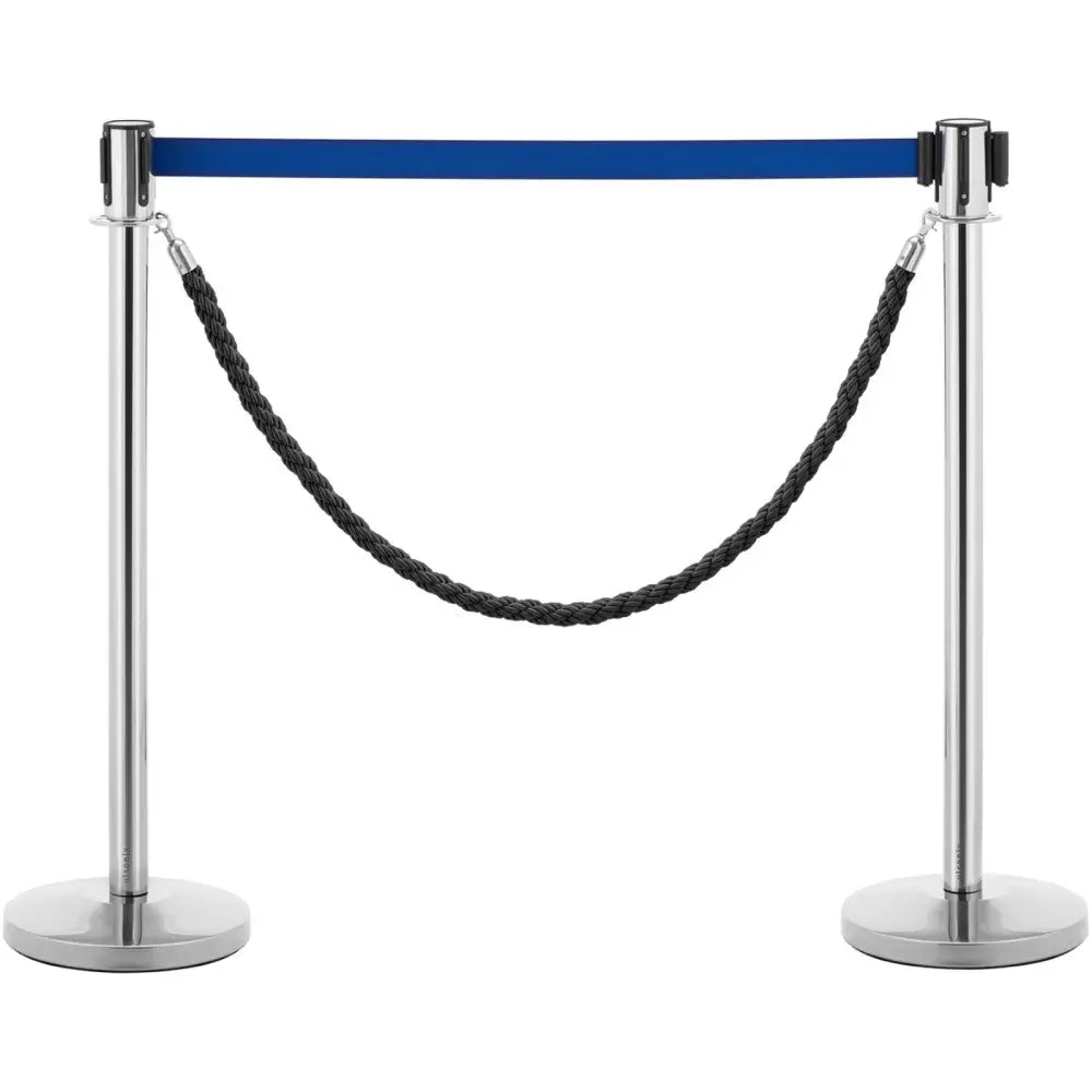 To sølvfargede stolper med blått bånd og sort flettet sperrekjetting, sett forfra mot hvit bakgrunn.