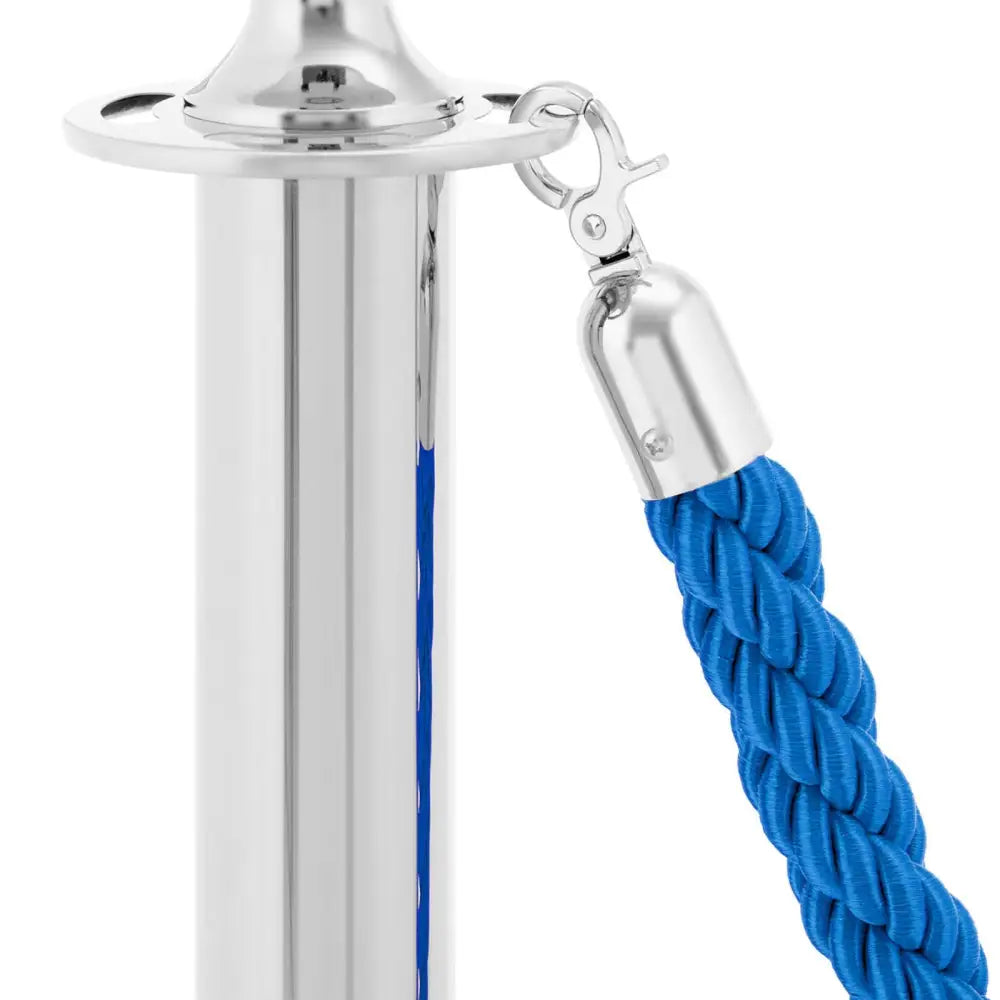Sølv stolpehotellavsperring med blått, flettet tau festet med metallkrok, nærbilde av toppen.