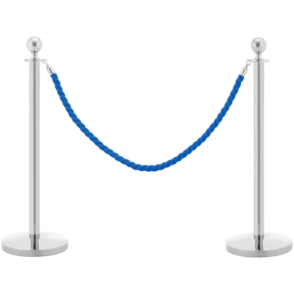 Stolpehotellavsperring i sølv, to metallstolper med blått tau spent mellom, frontvisning mot hvitt.
