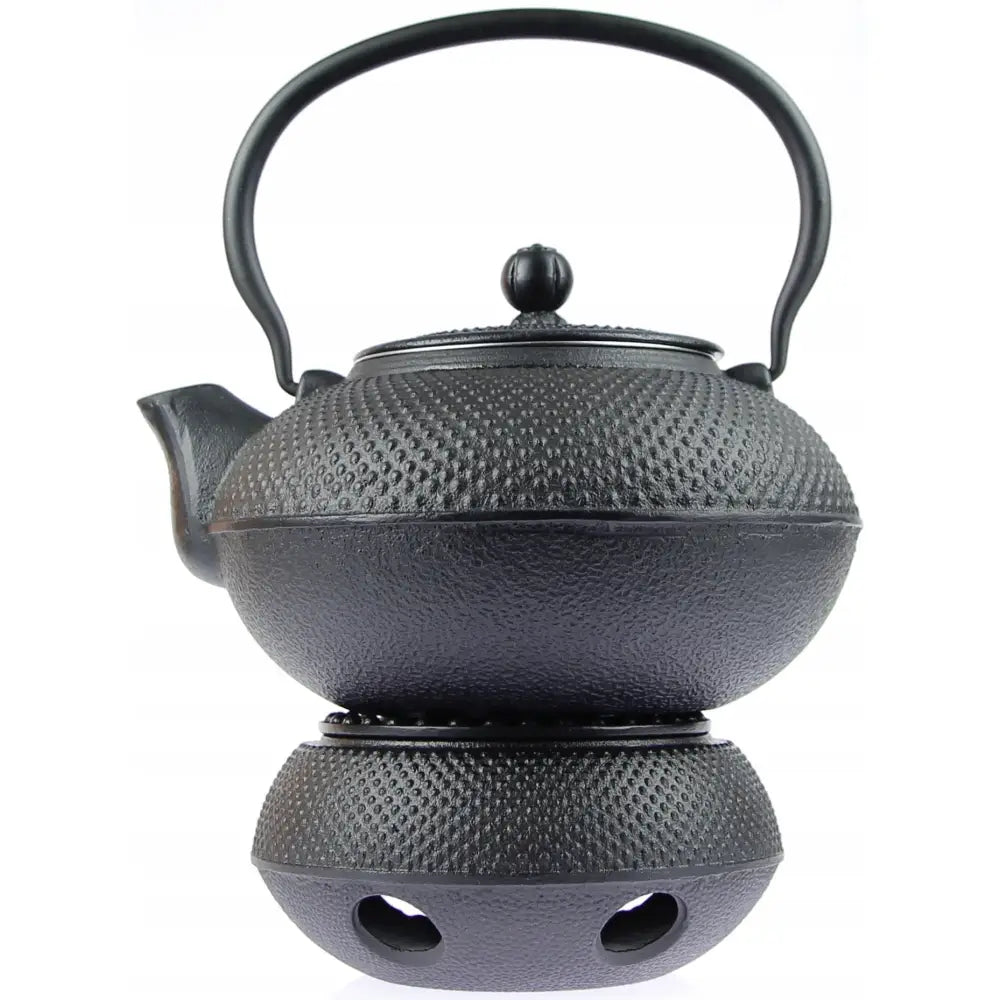 Støpejern tekanne 1,5 L med prikkete overflate, rillet struktur og varmer under, sett i profil.