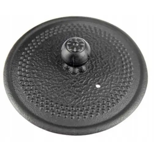 Støpejern tekanne, sort lokk med strukturert overflate, dekorativ knott og synlig dampventil sett skrått ovenfra.