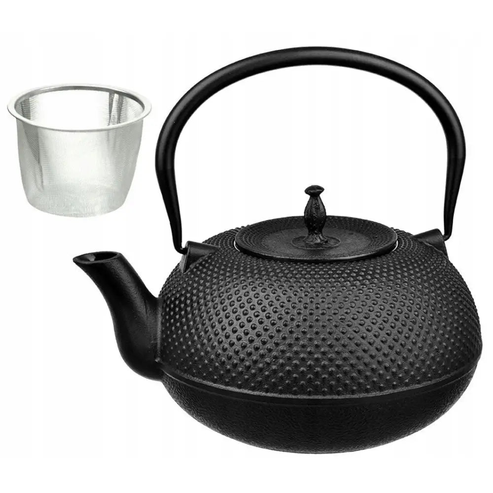 Støpejernskanne med rillet sort overflate, stor hank og synlig metallfilter ved siden, sett fra siden.