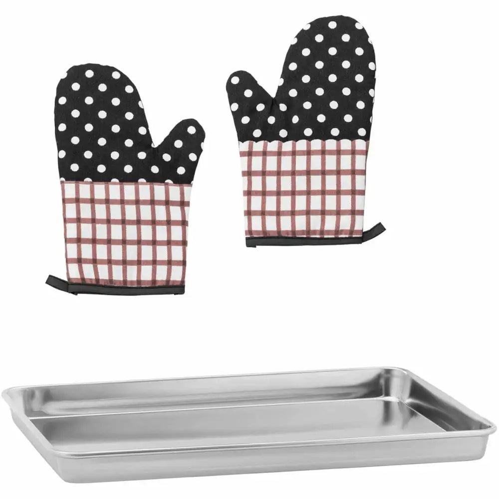 Sett med to svarte grillvotter med hvite prikker og rødt rutemønster, samt rektangulært metallstekebrett.