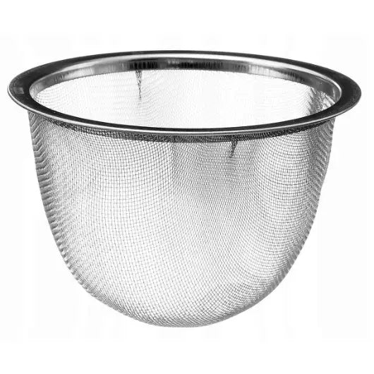 Fintmasket sølvfarget metallfilter til støpejernstekekanne, sett skrått ovenfra med tydelig glatt kant.