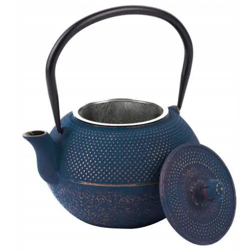 Støpejernstepute 1,3 L i blått, sidevisning med lokket av og metall-infuser synlig i åpningen.