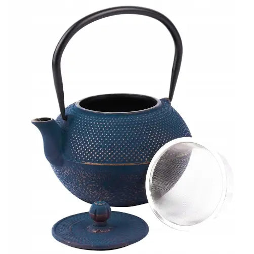 Støpejernstepute 1,3 L i blått, sidevisning med sort håndtak, lokk og metallinfuser foran, teksturert overflate.