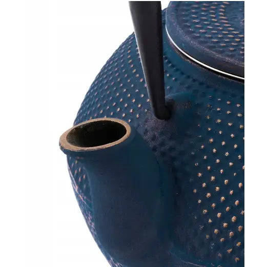 Blå støpejernstepute 1,3 L, nærbilde som fremhever tekstur, tut, håndtak og lokkets kant.