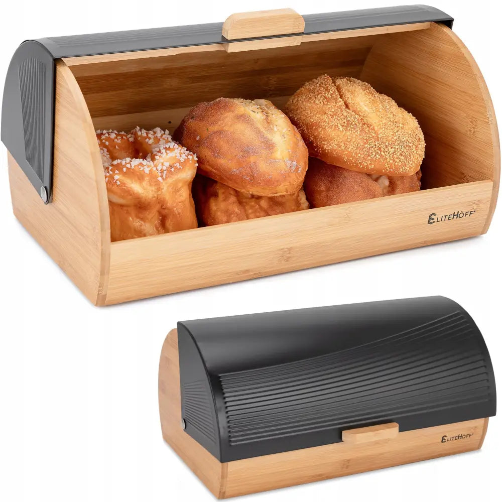 Stor brødboks i lys bambus med sort lokk, åpen og lukket, med ferskt bakverk synlig fra skrå vinkel.