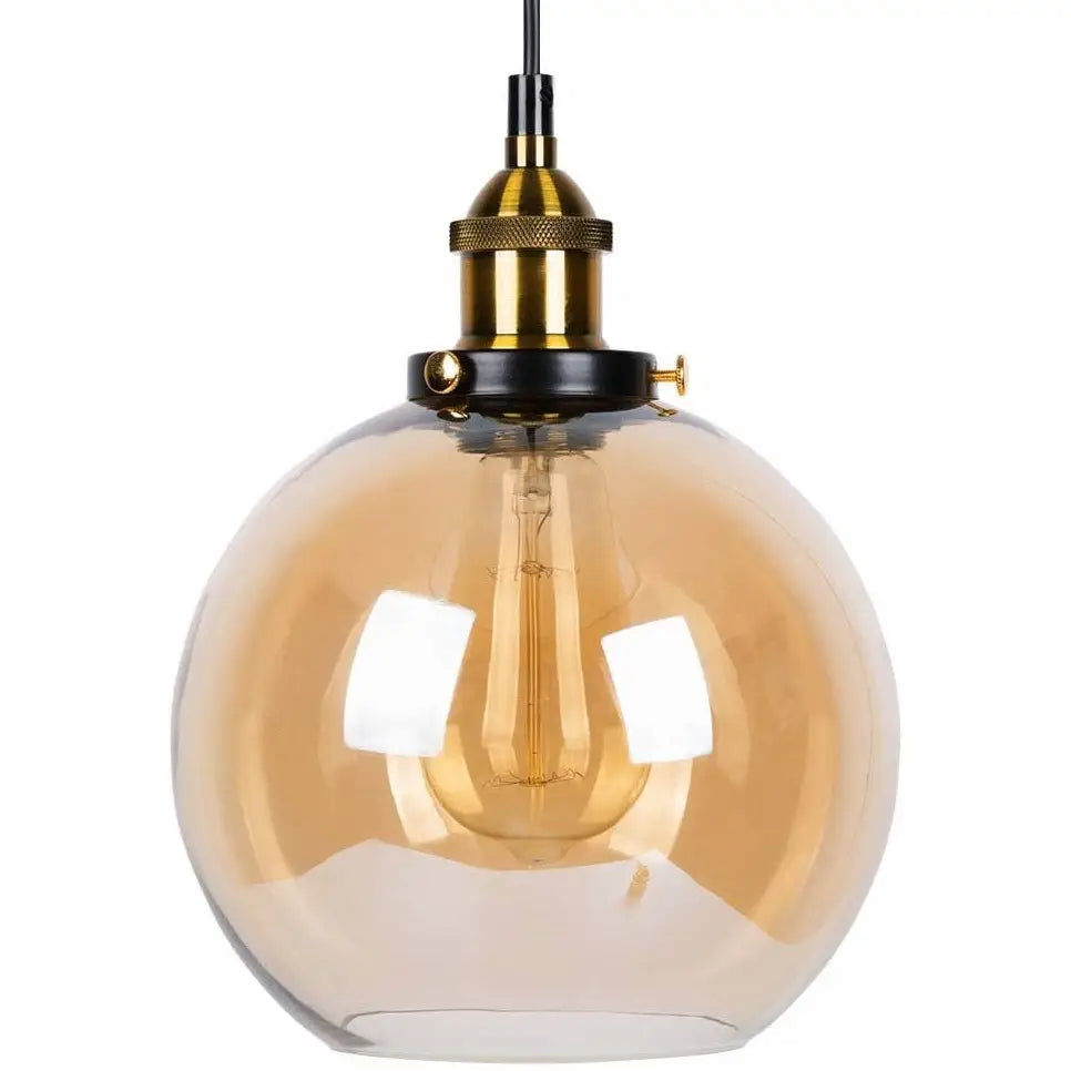 Stor glass hengelampe i ravfarget glass med messing- og sorte metalldetaljer, frontvisning mot hvit bakgrunn.