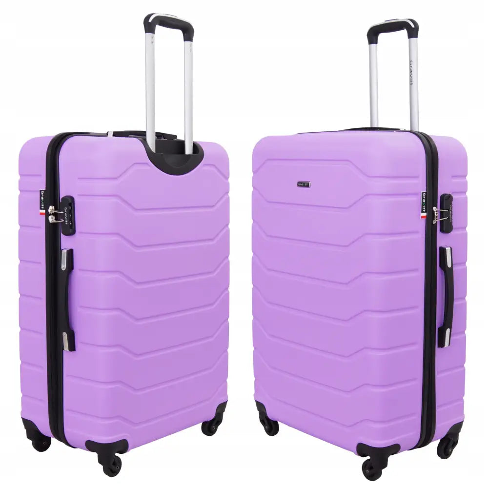 Stor Gravitt reisekoffert i lilla hardplast, skråvisning med teleskophåndtak, fire hjul og sorte detaljer.