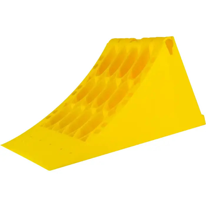 Stor hjulkloss E53, gul kileformet plast med bikubehull på skråflaten og håndtakshull øverst.