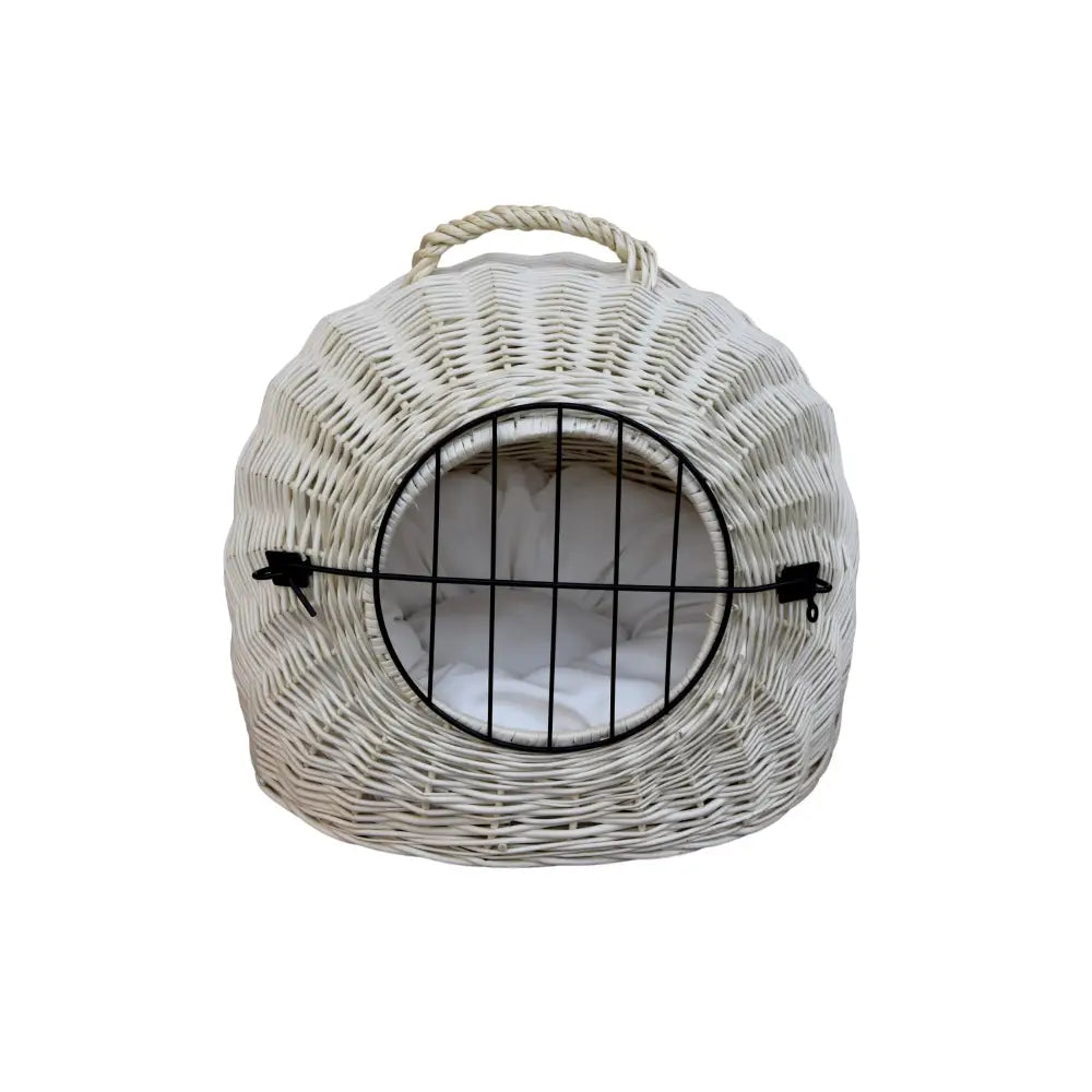 Stor hvitt piltransportbur med sort gitterdør, polstret pute i farger og praktiske bærehåndtak, sett forfra.