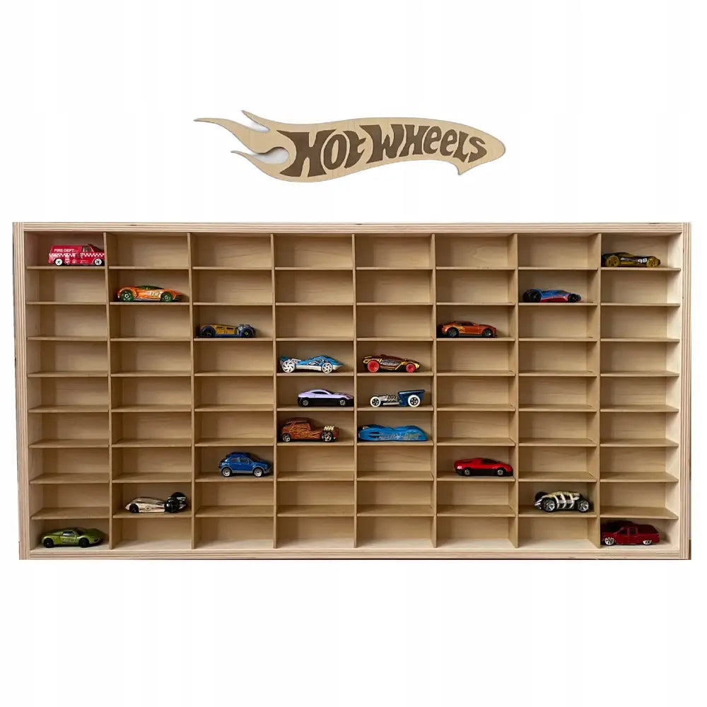 Stor hylle reol i lyst tre, fylt med 72 Hot Wheels-biler i separate rom og Hot Wheels-logo øverst.