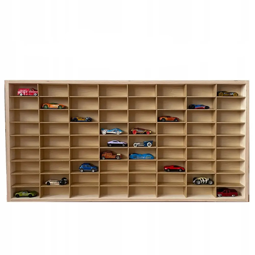 Stor hylle reol i lyst tre, fylt med 72 Hot Wheels-biler i separate rom og Hot Wheels-logo øverst.