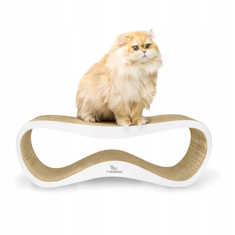 Stor Katteskraper med Seng fra Mykotty, sidevisning med oransje katt oppå bølgeformet pappklorebrett med hvite kanter.