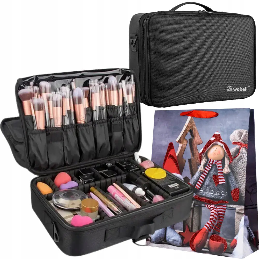 Stor kosmetikkveske i svart tekstil, åpen og lukket, med sminkeprodukter og julegavepose med nisse bak.