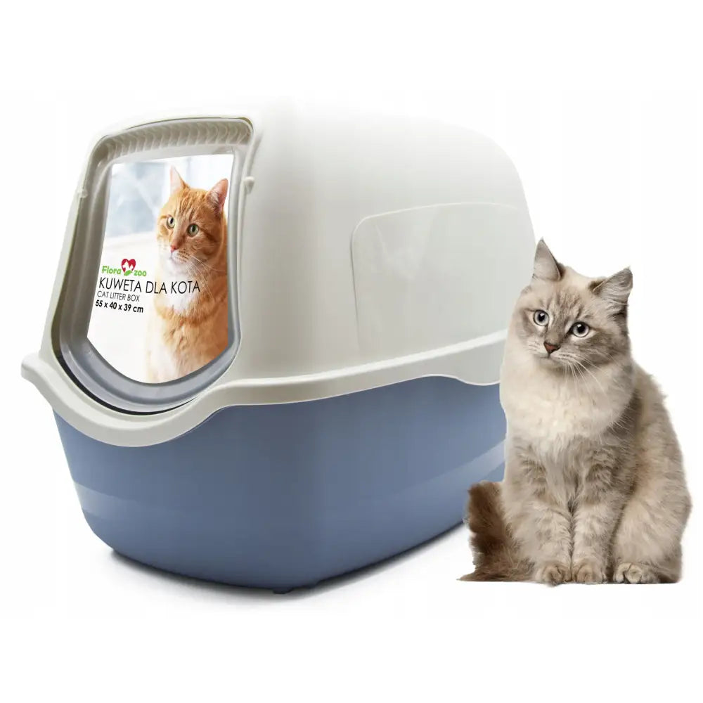 Stor lukket kattetoalett med hvit topp og lyseblå bunn, sett fra siden, katt plassert ved siden av toalettet.