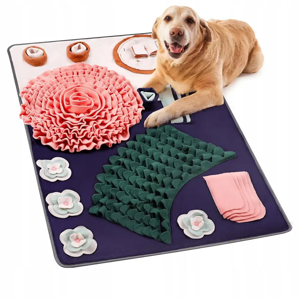 Stor luktpute for hund XXL, brun hund utforsker rosa, grønne og hvite filtdetaljer på aktivitetsteppe.
