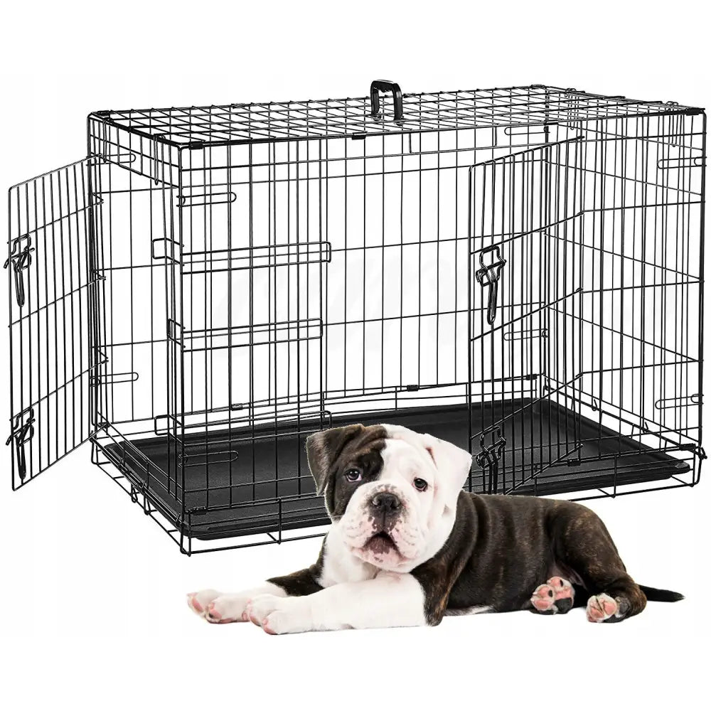 Stor metall kennelbur L med to åpne dører, sett skrått forfra, valp hviler foran på hvitt gulv.