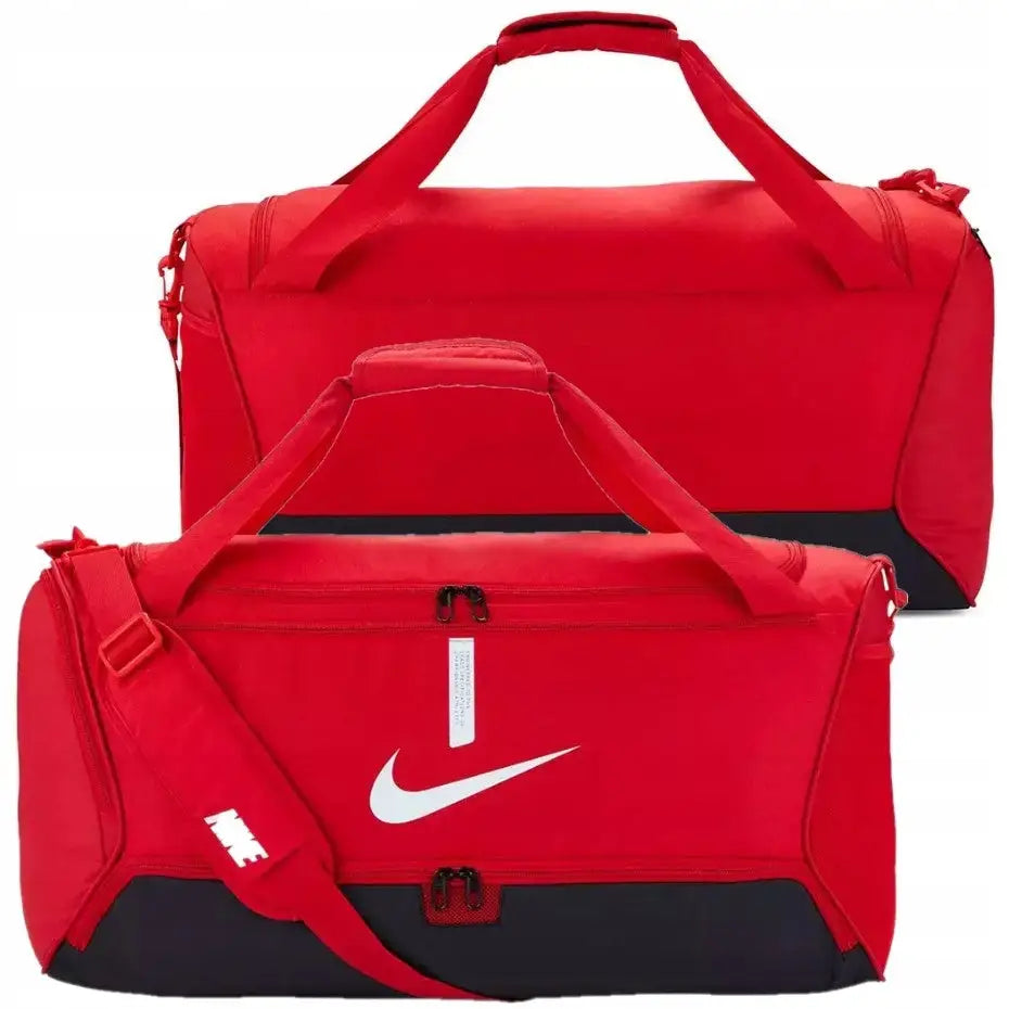 Nike Academy Team Bag, rød treningsbag med svarte detaljer, store bærehåndtak og synlig hvit logo, sett fra siden.